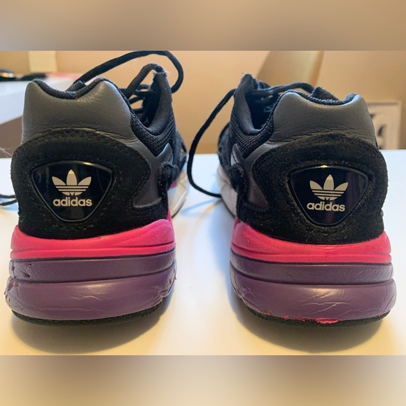 Women’s size 6 Adidas Falcon - Picture 2 of 5